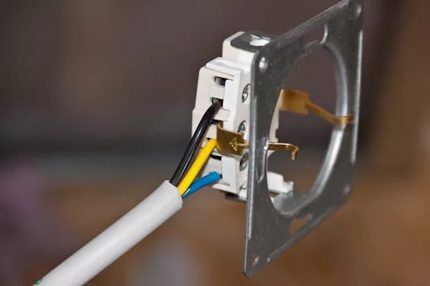 Как проверить заземление в розетке: способы проверки с помощью приборов