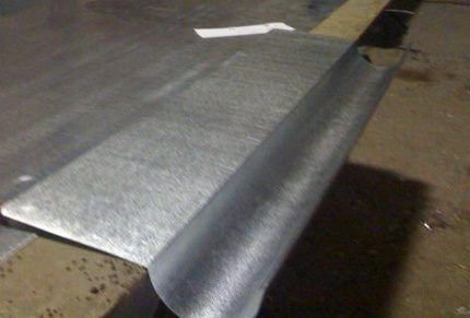 Монтаж металлических водостоков для крыши своими руками: разбор технологий + пример установки