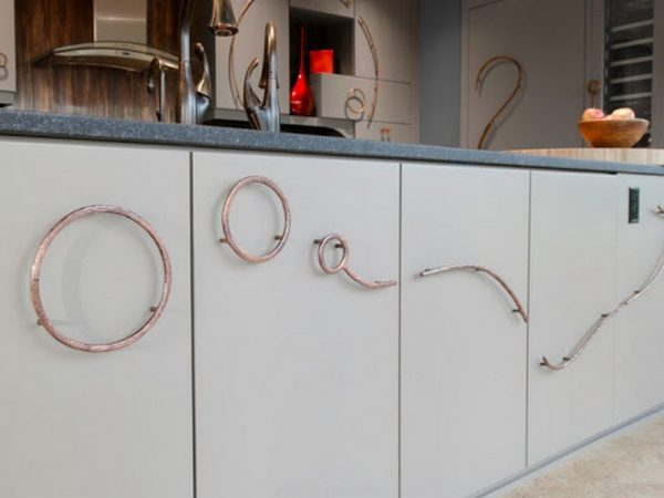 Простой способ придать кухонным шкафчикам стильный вид и освежить интерьер кухни