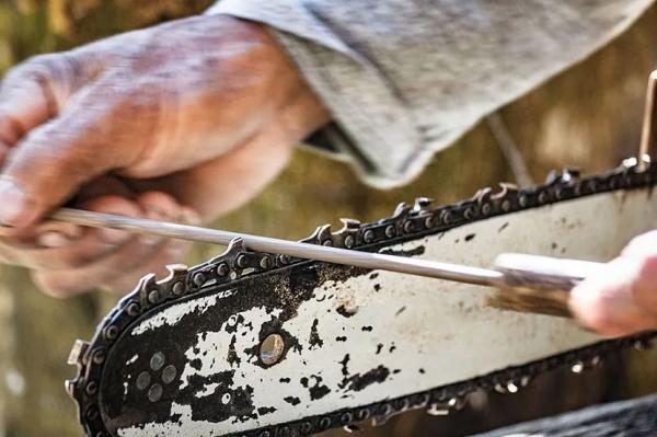 Обслуживание и правила пользования электрической цепной пилой