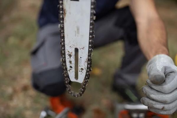 Обслуживание и правила пользования электрической цепной пилой