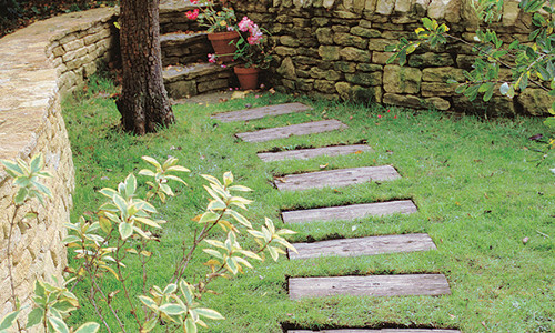 Деревянные дорожки на даче своими руками: популярные материалы изготовления Деревянные дорожки на даче своими руками: популярные материалы изготовления