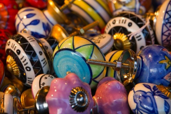 Простой способ придать кухонным шкафчикам стильный вид и освежить интерьер кухни