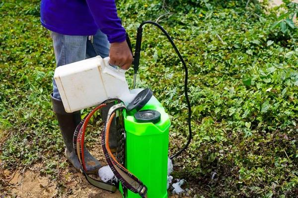 Как правильно заряжать аккумуляторный опрыскиватель