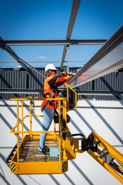 Строительный подъёмник на сложной местности: гусеничные и телескопические решения