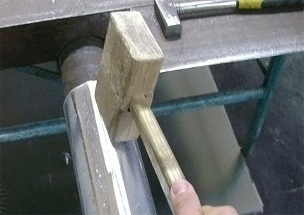 Монтаж металлических водостоков для крыши своими руками: разбор технологий + пример установки