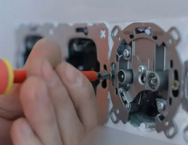 Электромонтаж с нуля: пошаговая установка розеток