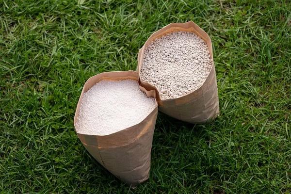 Удобрения для газона: чем подкормить газон весной, летом и осенью