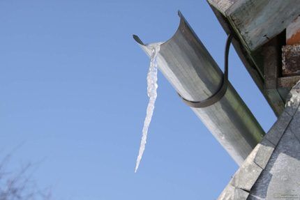 Монтаж металлических водостоков для крыши своими руками: разбор технологий + пример установки